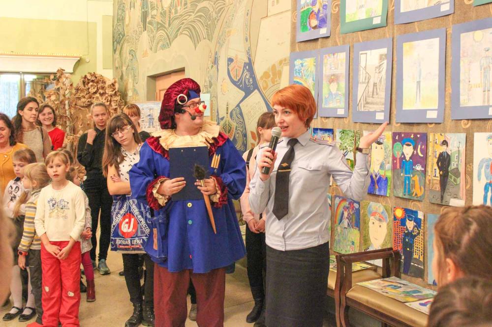 В театре кукол наградили победителей конкурса рисунков «Полиция глазами детей»