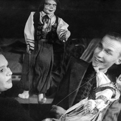 Актеры Нижнетагильского театра кукол Л . П. Козлова и Г. Федоров на репетиции.Фото 1940-е гг.